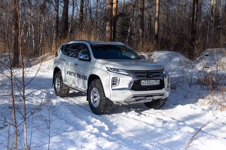 Khác thị trường Nga, Mitsubishi Pajero Sport 2021 ở Việt Nam chỉ có duy nhất cấu hình động cơ diesel tăng áp dung tích 2.4 lít với hai phiên bản 4x2 (giá 1,11 tỷ đồng) và 4x4 (1,345 tỷ đồng)