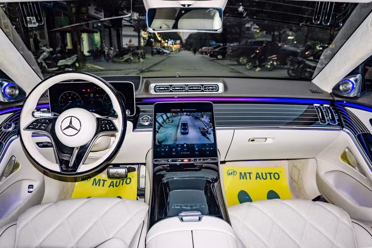 Mercedes-Maybach S680 có chiều dài tổng thể dài hơn bản thường (5.288 mm) 180 mm, chiều dài trục cơ sở đạt 3.395 mm, dài hơn bản tiêu chuẩn (3.215 mm) 180 mm nhằm tăng không gian bên trong. Chạy dọc thân xe và phía đuôi xe là các đường nẹp mạ chrome nổi bật.