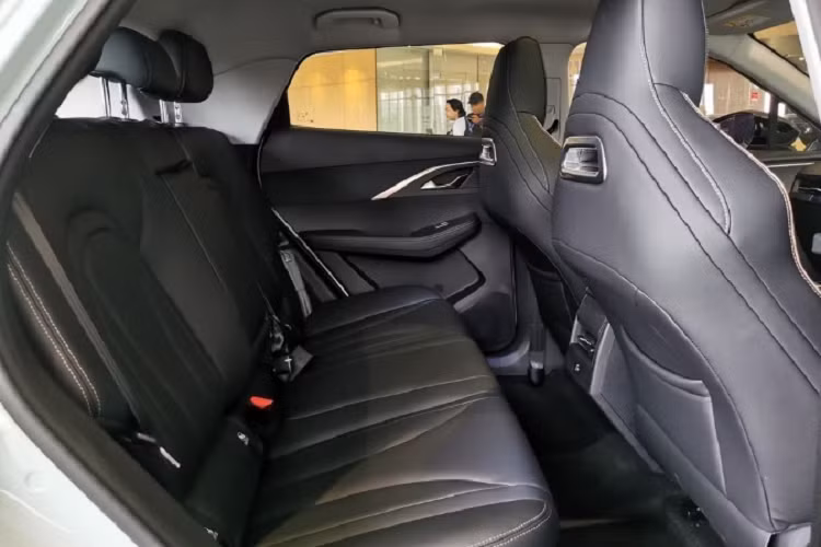 Phía đuôi xe là đèn hậu được thiết kế nằm vắt ngang đuôi xe và 2 đầu ống xả giả hình chữ nhật nằm khá cao. Về nội thất, bên trong khoang cabin của Chery OMODA 5 là không gian được thiết kế theo phong cách thể thao, thời thượng. Người dùng sẽ không khỏi bất ngờ trước những trang bị như 2 màn hình 10,25 inch đặt nổi trên mặt táp-lô theo phong cách của những chiếc xe hạng sang.