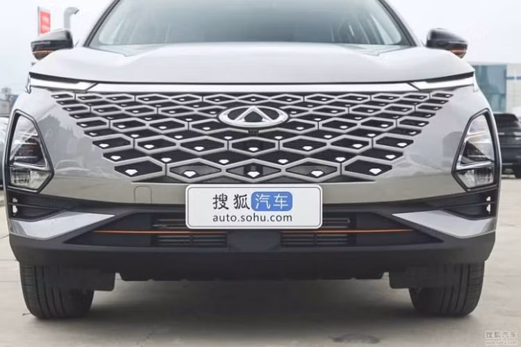 Mức giá xe Chery OMODA 5 đồn đoán này được cho là khá cạnh tranh so với những đối thủ cùng phân khúc như Kia Seltos, Hyundai Creta, Honda HR-V và Toyota Corolla Cross. Xe có số đo 3 vòng lần lượt dài x rộng x cao lần lượt là 4.400 x 1.830 x 1.588 mm, kích thước này có phần nhỉnh hơn các đối thủ cùng phân khúc.
