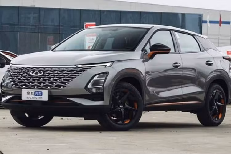 Khoảng tháng 3/2022, mẫu xe Trung Quốc - Chery OMODA 5 2022 mới đã bất ngờ được đăng ký bảo hộ kiểu dáng công nghiệp tại Việt Nam. Kể từ đó, nhiều người đã mong đợi thông tin về giá bán của mẫu SUV này. Theo một số nguồn tin , Chery OMODA 5 sẽ được phân phối tại Việt Nam với 3 phiên bản, giá bán dao động từ 699 - 799 triệu đồng.