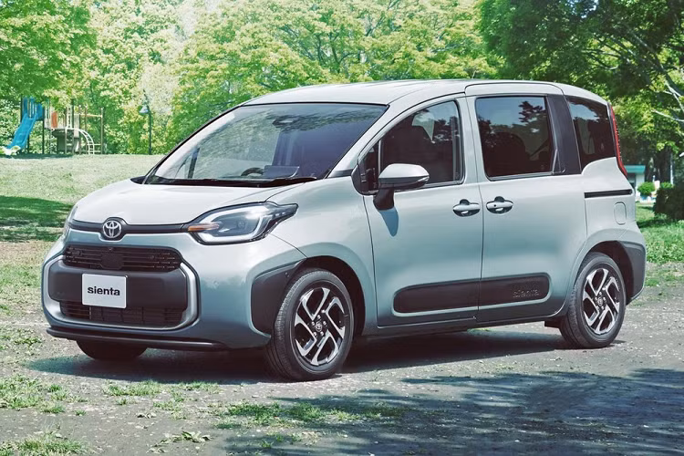 Toyota đã chính thức vén màn thế hệ mới của mẫu MPV cỡ nhỏ Sienta ở thị trường Nhật Bản. Tuy nhiên, từ ngày 1/8/2022, hãng Toyota đã bắt đầu nhận cọc cho mẫu xe này. Chỉ trong vòng 3 tuần, đã có tổng cộng 24.000 khách hàng Nhật Bản đặt mua Toyota Sienta 2023 mới.