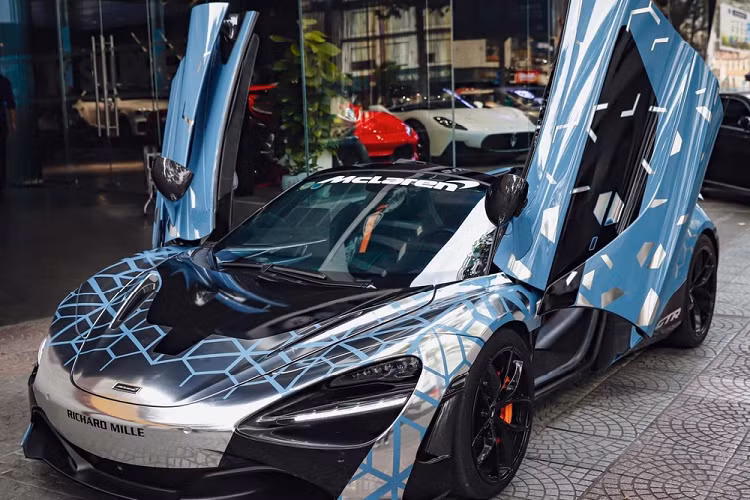 Thương hiệu siêu xe McLaren từ lâu được biết đến là đội đua xe F1 giàu thành thích nhưng họ chỉ bước sang lĩnh vực bán siêu xe thương mại trong 15 năm qua. Thành công của hãng xe có logo hình lưỡi liềm là điều mà các hãng xe non trẻ đều muốn có. Tại Việt Nam, thương hiệu xe McLaren dù chưa mở đại lý nhưng đã có trên 26 chiếc được mang về nước với diện nhập khẩu không chính hãng.