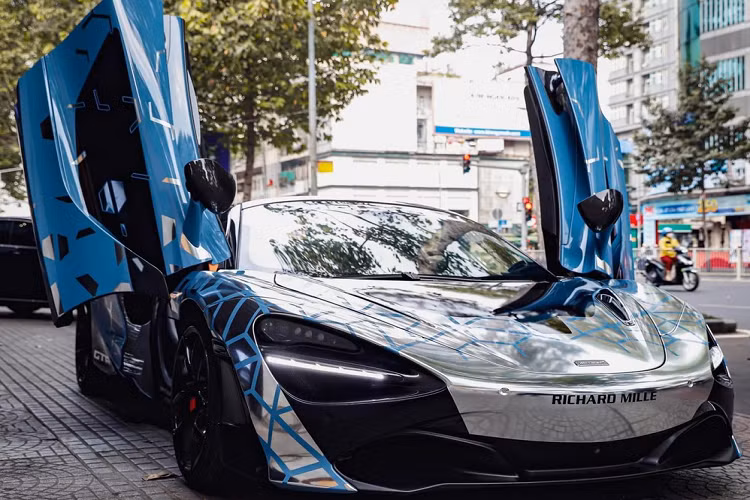 Một số phiên bản siêu xe McLaren đang có mặt tại dải đất hình chữ S này chúng tôi có thể liệt kê được như sau, 650S Spider, 650S Spider MSO, 570S, 720S, 720S Spider, 765LT hay mẫu xe nằm trong phân khúc Ultimate Series siêu đắt đỏ và giới hạn là McLaren Senna cũng được cho là đã có 2 xe về nước. Hiện các đại gia Việt rất quan tâm vào McLaren 720S Spider, dòng siêu xe mui trần có thời gian đóng và mở mui nhanh nhất thế giới hiện nay.