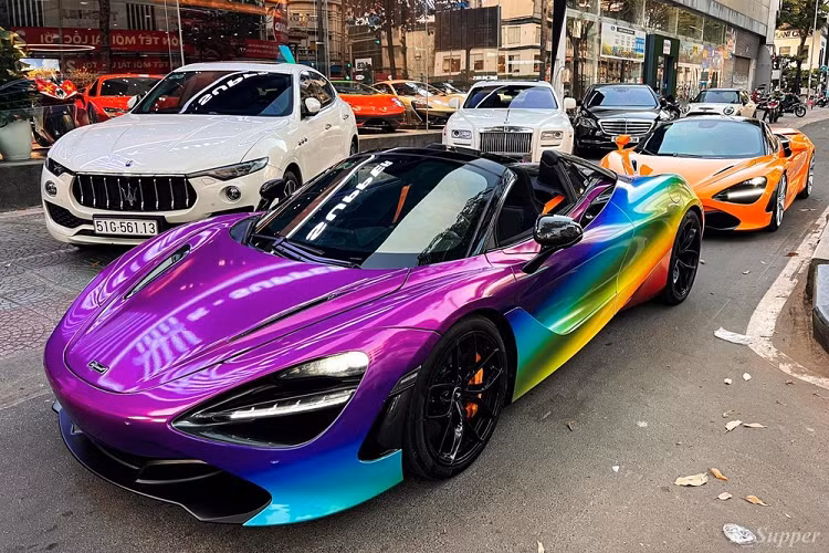 Mới đây nhất, một chiếc siêu xe mui trần McLaren 720S Spider hàng lướt hiếm hoi đang có mặt trên thị trường xe đã qua sử dụng đã xuất hiện với ngoại thất hoàn toàn mới. Nguyên bản xe có màu đen và từng thay qua rất nhiều bộ áo khác nhau trước khi diện lên ngoại thất màu mới theo phong cách của xe đua McLaren Senna GTR đắt đỏ.