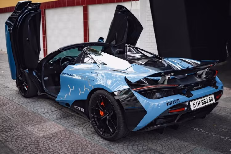 Trước khi diện áo mới này, chiếc siêu xe mui trần McLaren 720S Spider này từng sở hữu bộ áo 7 sắc cầu vồng trong khoảng 1 tháng rồi bị lột áo đề-can và khoác lên mình bộ áo của McLaren Senna phiên bản đường đua GTR. Ngoài bộ áo mới, 720S Spider không có thay đổi, xe vẫn được trang bị "trái tim" xăng V8, tăng áp kép, dung tích 4.0 lít, sản sinh công suất tối đa 710 mã lực tại vòng tua máy 7.000 vòng/phút và mô-men xoắn cực đại 770 Nm tại vòng tua máy 5.500 vòng/phút.