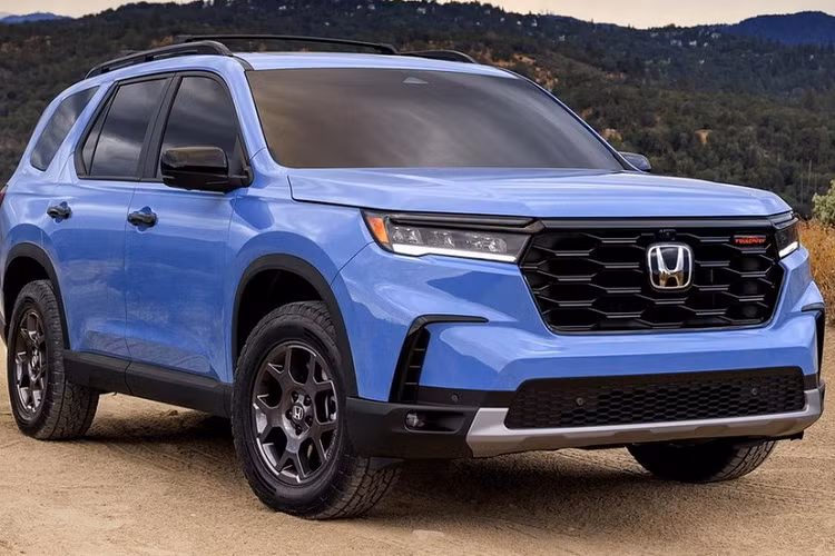 Trên đỉnh lưới tản nhiệt cũng có nẹp mạ crôm kéo dài sang hai bên, ăn sâu vào đèn pha như Honda CR-V mới. Nằm hai bên lưới tản nhiệt là cụm đèn pha LED hình chữ nhật, tích hợp dải đèn LED định vị ban ngày. Ngoài ra, xe còn có khe gió nằm dọc ở hai góc cản trước, trang trí bằng nẹp mạ crôm hình chữ "L" ngược. Ngay dưới khe gió này là 2 đèn sương mù trước hình tròn. Tiếp đó là hốc gió trung tâm cỡ lớn với tấm ốp gầm màu bạc bên dưới.