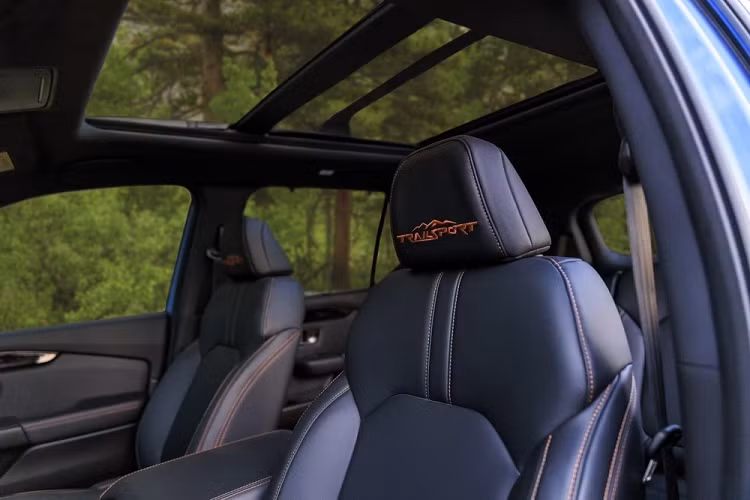 Ngoài ra, Honda Pilot TrailSport 2023 còn sở hữu ngoại hình hầm hố hơn các phiên bản còn lại. Theo đó, xe được sơn màu xanh dương Diffused Sky Blue cùng những chi tiết ngoại thất màu đen như nẹp trên đỉnh lưới tản nhiệt, nẹp khe gió, ốp gương chiếu hậu, đường chân kính, baga nóc và tay nắm cửa. Thêm vào đó là vành hợp kim 18 inch sơn màu xám, đi với lốp Continental TerrainContact AT 265/60R18 tiêu chuẩn.