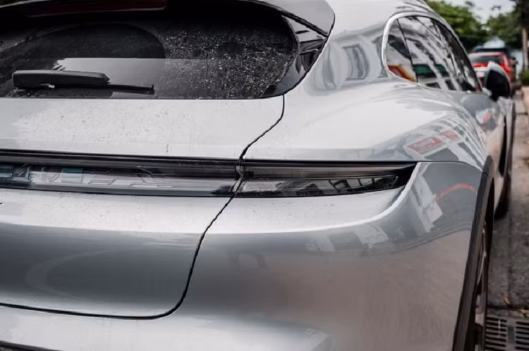 Chiếc Porsche Taycan Cross Turismo tại Hà Nội không được trang bị gói tùy chọn offroad. Nếu có, khoảng sáng gầm xe sẽ tăng thêm 30 mm thay vì 20 mm, bổ sung thêm ốp bảo vệ cản trước/sau, bên hông. Đây cũng là yếu tố khiến bản Cross Turismo có thể đáp ứng nhu cầu di chuyển địa hình xấu. Hệ thống treo mặc định là loại khí nén và hệ dẫn động 4 bánh.