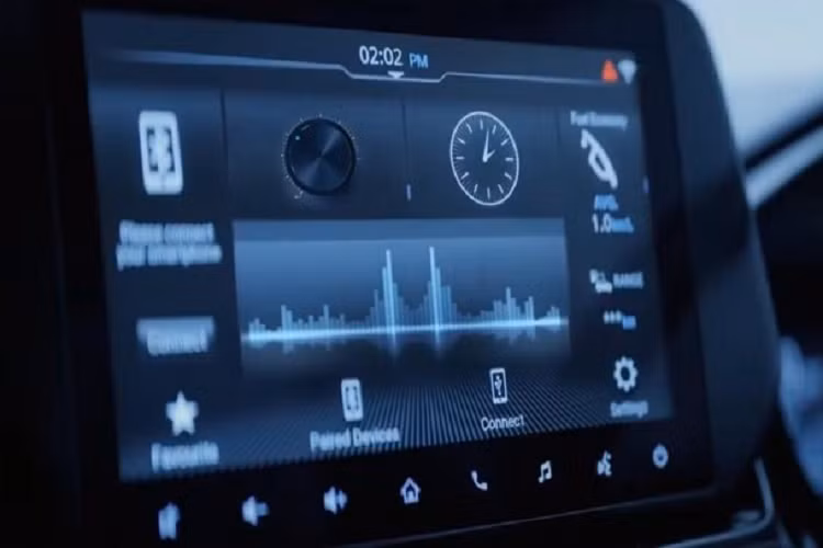 Qua đoạn video, có thể thấy mẫu xe SUV Toyota Urban Cruiser HyRyder 2022 được trang bị mặt táp-lô bọc da màu nâu phối đen. Trên mặt táp-lô còn có những điểm nhấn màu bạc, tạo cảm giác cao cấp cho mẫu SUV giá rẻ này.
