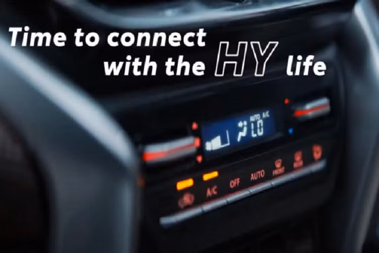Chưa hết, Toyota Urban Cruiser HyRyder 2022 còn được trang bị màn hình thông tin giải trí dạng cảm ứng, nằm độc lập trên mặt táp-lô. Bên cạnh đó là hệ thống điều hòa đi kèm màn hình nhỏ. Đặc biệt, Toyota Urban Cruiser HyRyder 2022 còn có tính năng điều khiển từ xa thông qua ứng dụng trên điện thoại thông minh. Nhờ đó, người lái có thể bật điều hòa trước khi lên xe.