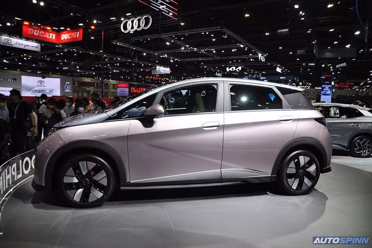  BYD Dolphin 2023 mới được phát triển dựa trên cơ sở gầm bệ e-platform 3.0 dành riêng cho ôtô điện của BYD. Xe có kích thước cụ thể gồm chiều dài 4.150 mm, chiều rộng 1.770 mm, chiều cao 1.570 mm và chiều dài cơ sở 2.700 mm. Bên cạnh đó, xe còn sử dụng hệ thống treo MacPherson với thanh cân bằng phía trước và hệ thống treo dầm xoắn đằng sau.