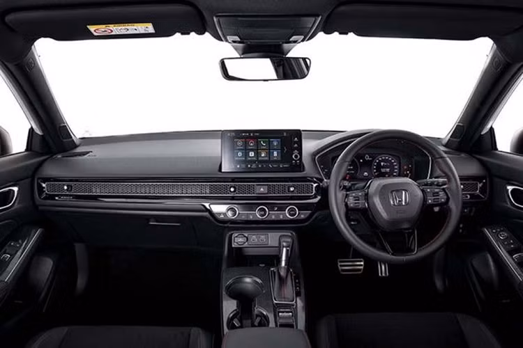 Hệ truyền động hybrid trên Honda Civic e:HEV mới được đồn đoán là sẽ mạnh mẽ hơn Accord Hybrid. Chiếc sedan hạng D - Honda Accord Hybrid hiện sử dụng hệ truyền động Intelligent Multi-Mode Drive (i-MMD) với động cơ xăng Atkinson Cycle i-VTEC 4 xi-lanh, dung tích 2.0L, tạo ra công suất tối đa 145 mã lực tại tua máy 6.200 vòng/phút và mô-men xoắn cực đại 175 Nm tại tua máy 3.500 vòng/phút.
