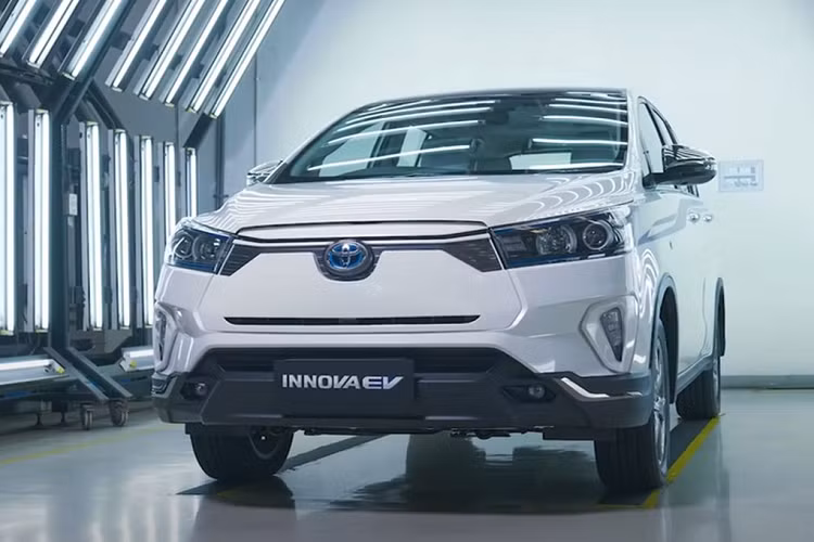 Dựa trên các hình ảnh được chia sẻ trên mạng xã hội, có thể thấy Toyota Innova 2024 chạy điện mang vẻ ngoài khá giống với phiên bản sử dụng động cơ truyền thống. Bắt gặp trên đường chạy thử, Innova EV nổi bật với lưới tản nhiệt khép kín. Trong cụm đèn pha có những dải màu xanh dương khá lạ mắt.