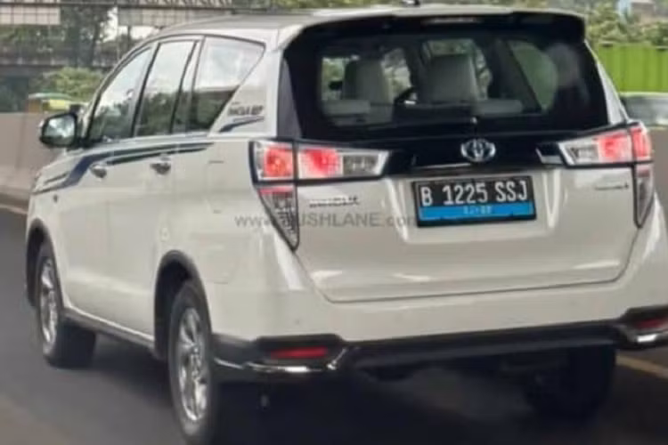 Chưa rõ mẫu xe điện này được phát triển dựa trên khung gầm Toyota New Global Architecture (TNGA) hay International Multi-purpose Vehicle (IMV) cải tiến? TNGA là khung gầm hiện đang được dùng cho một số mẫu xe đời mới của Toyota như Camry, C-HR, RAV4 và Corolla. Trong khi đó, IMV lại được dùng cho Innova, Fortuner và Hilux.