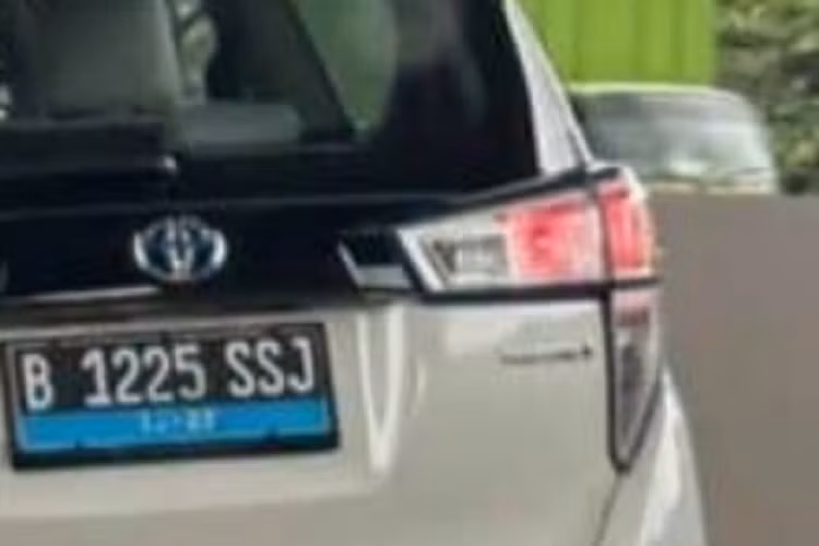 Các đường viền màu xanh dương này cũng xuất hiện dọc thân xe, trên đèn hậu và xung quanh logo. Phần thân xe của Innova chạy điện không có quá nhiều điểm khác biệt so với phiên bản truyền thống, ngoại trừ logo EV phía trên cổng sạc và dòng chữ Electric bố trí ở đuôi xe. Ngoài ra, xe được trang bị bộ mâm hợp kim đa chấu màu xám khá hút mắt.