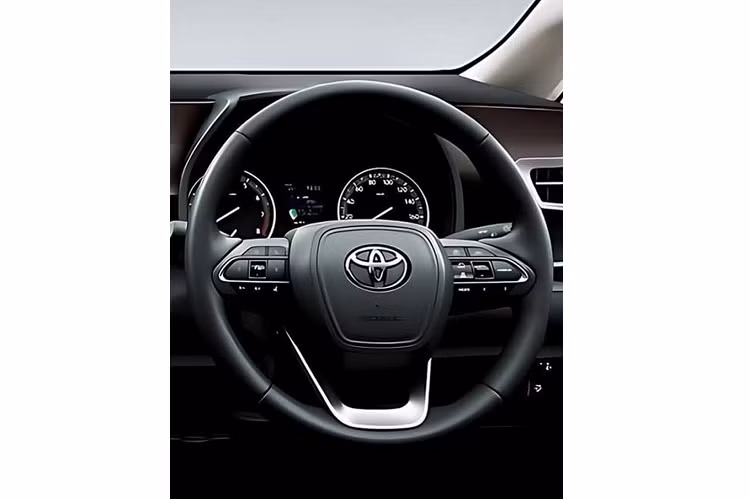 Những trang bị nội thất đáng chú ý còn lại của mẫu MPV này bao gồm 2 màn hình giải trí mới nằm trên lưng ghế trước để dành cho hành khách phía sau, camera hành trình phía trước và sạc điện thoại thông minh không dây nằm ở cụm điều khiển trung tâm. Tương tự nội thất, ngoại thất của Toyota Innova 2023 đã thay đổi hoàn toàn so với trước và theo phong cách SUV.