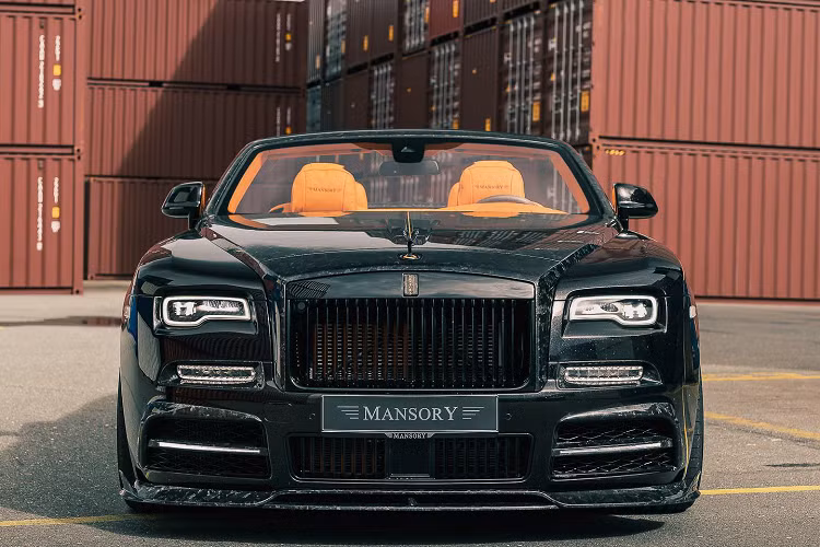 Về tổng thể, chiếc Dawn được Mansory trang bị một bộ bodykit đơn giản, không làm thay đổi quá nhiều diện mạo của chiếc xe. Có thể thấy, những nâng cấp này có phần giống với các chi tiết trên gói độ dành cho những người anh em nhà Rolls-Royce trước đó.
