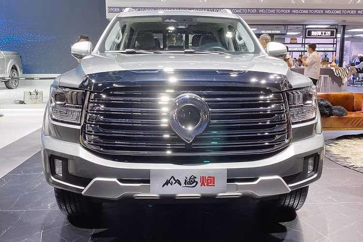 Có thể thấy rõ điều này qua thiết kế đầu xe của GWM Shanhai Cannon. Tại đây, mẫu xe bán tải Trung Quốc được trang bị lưới tản nhiệt cỡ lớn với những nan mạ crôm nằm ngang. Nằm chính giữa lưới tản nhiệt là logo hình nòng pháo đặc trưng của những mẫu xe bán tải GWM. Ngay cả cụm đèn pha LED của GWM Shanhai Cannon cũng giống với Tank 500.
