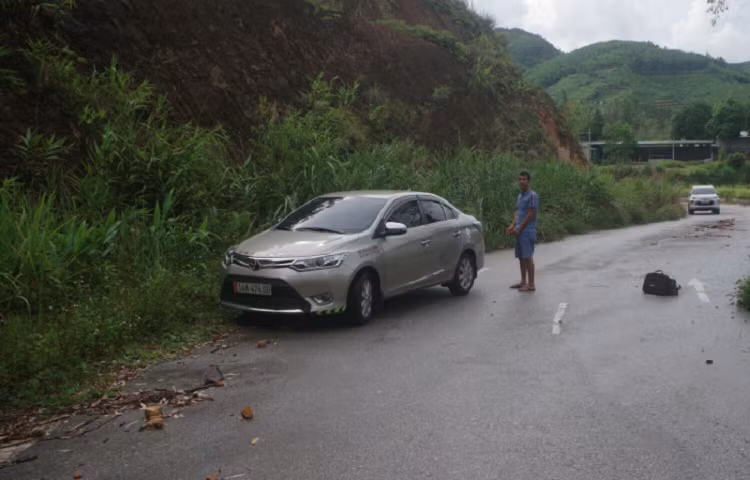 Bat ga tai xe taxi hiep dam be gai 13 tuoi tren xe ben ve duong