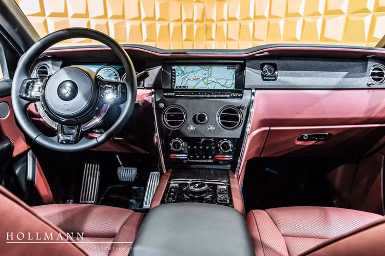Vòng ra bên hông xe ta thấy Rolls-Royce Cullinan độ body kit Mansory có thêm tấm ốp hốc gió bên hông xe, bộ la-zăng đa chấu kép với logo của Mansory thay vì chữ R kép quen thuộc của hãng xe Anh quốc này. Tấm ốp sườn mới bằng carbon hoặc sơn đen cũng là điểm nhấn cho xe.