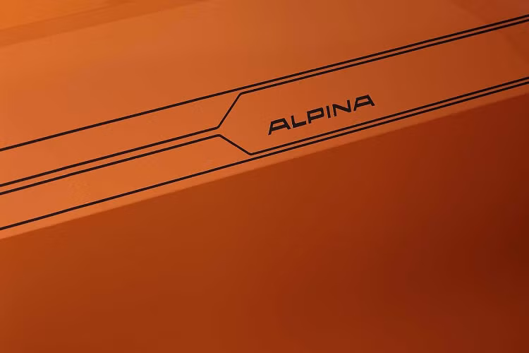 B4 Gran Coupe tại Nhật Bản có thân sơn màu Fire Orange. Một chiếc đi kèm với mâm đa chấu Alpina Classic màu vàng và có vô-lăng ở bên trái xe. Chiếc còn lại được trang bị bộ mâm xe có kích thước 20 inch màu đen và có tay lái nghịch phù hợp với giao thông tại Nhật. Các mẫu Frozen Black Metallic tinh tế hơn cũng có thiết lập tương tự, chỉ khác ở bộ mâm xe cổ điển màu đen được thay thế bằng bộ mâm xe anthracite. 