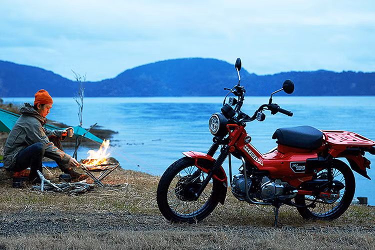 Tại thị trường Mỹ, xe chỉ có duy nhất 1 tùy chọn màu Đỏ cùng mức giá xe Honda Trail 125 2022 tại xứ cờ hoa là 3.999 USD, (tương đương khoảng 91 triệu đồng).