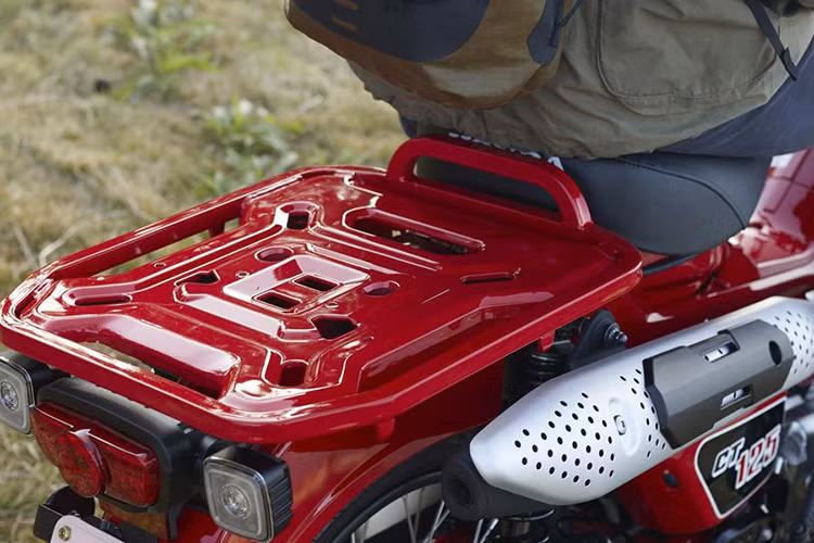 Cụ thể, Honda Trail 125 đã loại bỏ hoàn toàn dàn yêm ở trước xe, thay vào đó là cặp khung chống đổ để che động cơ bằng ống thép.