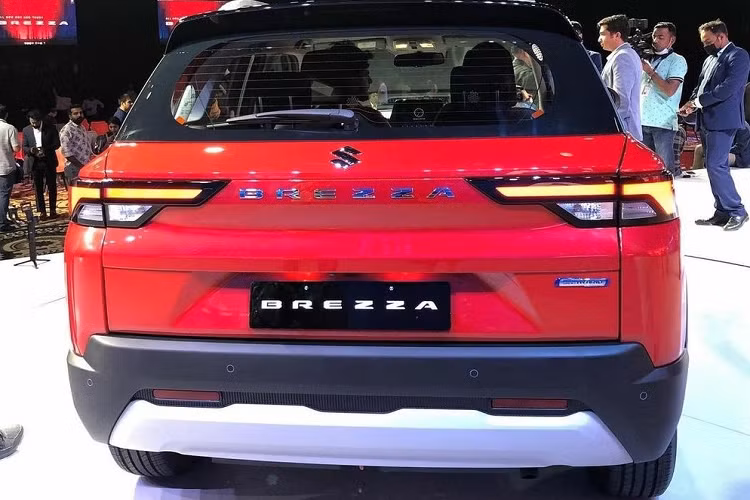 Trên nóc xe còn có baga màu bạc và ăng-ten hình vây cá. Đằng sau, Suzuki Brezza 2022 được trang bị cụm đèn hậu nằm ngang với thiết kế hẹp hơn trước và không nối liền với nhau như xu hướng hiện nay. Bên cạnh đó là tem chữ nổi "Brezza" nằm giữa 2 đèn hậu, cánh gió mui, cản sau màu đen và tấm ốp gầm màu bạc. 