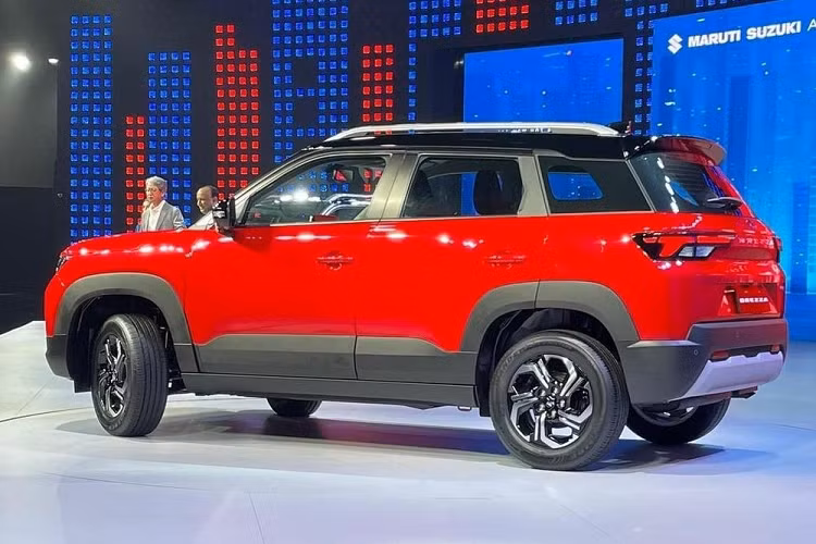 So với phiên bản cũ, phần đầu xe của Suzuki Brezza 2022 được thiết kế thẳng đứng hơn. Ngoài ra, đầu xe còn trông cứng cáp hơn nhờ nẹp màu đen tương phản trên cản trước và tấm ốp gầm giả màu bạc. Tương tự đầu xe, trên sườn xe cũng có nẹp màu đen, tạo cảm giác hầm hố cho mẫu SUV đô thị này. 