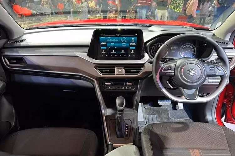 Không chỉ ngoại thất, hãng Suzuki còn thổi làn gió mới cho nội thất của Brezza. Bên trong xe, mẫu SUV hạng A này được trang bị mặt táp-lô phối 2 màu đen - nâu mới, gợi liên tưởng đến người anh em Suzuki Baleno 2022. Ngoài ra, trên mặt táp-lô và mặt cửa còn có những chi tiết ốp trang trí màu bạc tương phản. Ngay cả các nút bấm, vô lăng, bảng đồng hồ và màn hình thông tin giải trí của Suzuki Brezza 2022 cũng giống với Baleno mới. 
