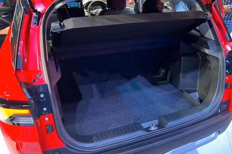 Tại thị trường Ấn Độ, Suzuki Brezza 2022 được chia thành 4 bản trang bị, bao gồm LXi, VXi, ZXI và ZXI+. Giá xe Suzuki Brezza 2022 dao động từ 799.000 - 1.396.000 Rupee (khoảng 235 - 410 triệu đồng). Xe sẽ cạnh tranh với những đối thủ như Kia Sonet, Nissan Magnite và Hyundai Venue. 