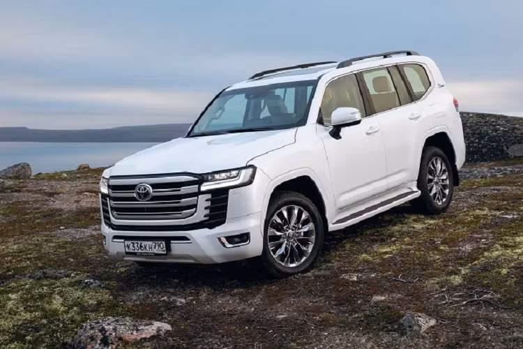 Toyota là một trong những nhà sản xuất ôtô lớn trên thế giới đang phải hứng chịu cuộc khủng hoảng thiếu hụt chip bán dẫn do đại dịch Covid-19 gây ra. Cộng thêm vào đó là một số yếu tố như giá nguyên liệu thô tăng cao và khan hiếm linh kiện, phụ tùng cũng đã ảnh hưởng rất nhiều đến việc sản xuất mẫu SUV này.