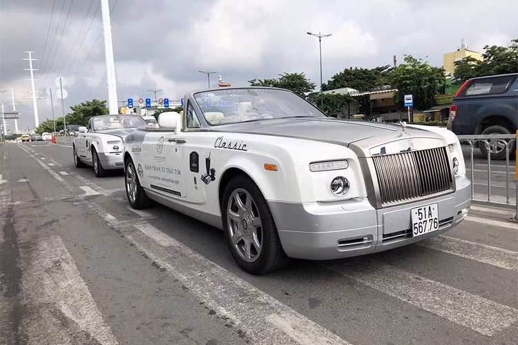 Người ra cũng rất hiếm khi thấy ông Đặng Lê Nguyên Vũ di chuyển trên 2 xe mui trần, thay vào đó, 3 chiếc Rolls-Royce Phantom sẽ đảm nhận công việc này. Cả 2 chiếc xe siêu sang Rolls-Royce Phantom Drophead Coupe của đại gia Đặng Lê Nguyên Vũ đều có ngoại thất màu trắng nhưng khác nhau ở màu sắc mui xe, một chiếc sẽ mang mui màu đen và xe còn lại mang mui màu xanh dương.