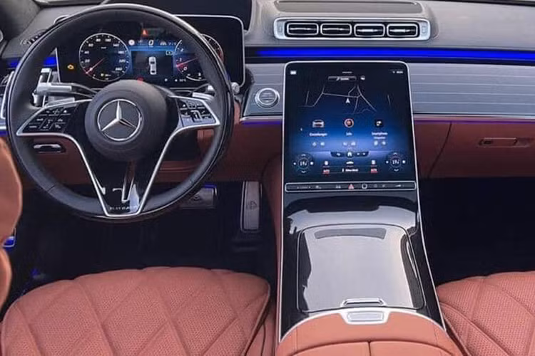 S680 Maybach không chỉ sở hữu một vẻ ngoài sang trọng, mà còn có khoang nội thất vô cùng xa hoa với bảng điều khiển được trang trí bằng nhiều chi tiết ốp gỗ designo open-pore walnut, bộ bàn đạp Maybach độc quyền và đặc biệt là mùi hương đặc trưng trên những chiếc sedan siêu sang Maybach.