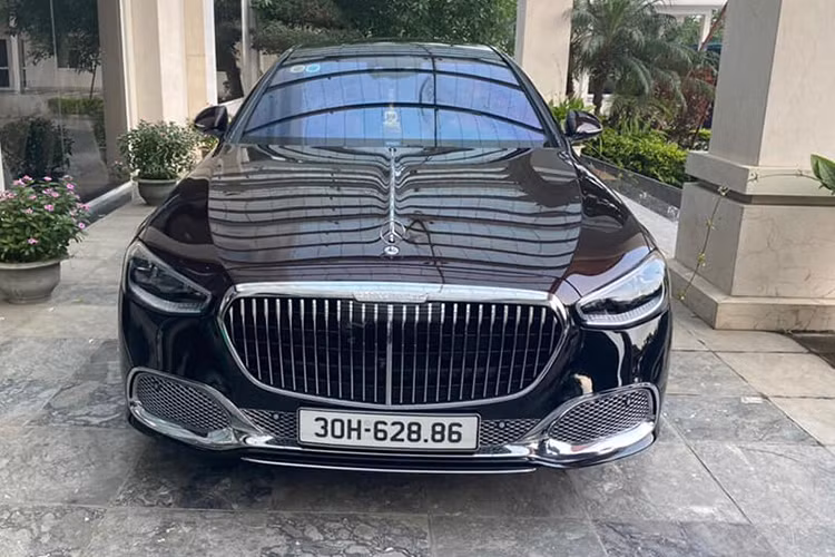 Thiết kế tổng thể của Mercedes-Maybach S680 2022 có nhiều điểm khác biệt so với S-Class thông thường. Phần cản trước của xe được trang bị lưới tản nhiệt dọc mạ chrome, nắp capo được đính một đường gân nẹp Chrome tạo điểm nhấn. Hơn nữa, lưới tản nhiệt phía dưới đã được thiết kế lại, các tấm lưới đan chéo cũng được mạ chrome tạo vẻ sang trọng.