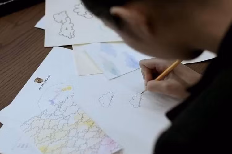 Nữ ca sĩ cho biết cô dành phần lớn thời gian để đi vòng quanh thế giới. Do đó, cô luôn coi bầu trời và những đám mây là bạn đồng hành của mình. Những đám mây đã trở thành biểu tượng cho những trải nghiệm du lịch ấn tượng của nữ ca sĩ này. Theo Jennie, bầu trời luôn thay đổi và đẹp một cách cuốn hút. Thế nên, cô rất thích chụp những bức ảnh bầu trời mỗi khi đến một nơi nào đó.