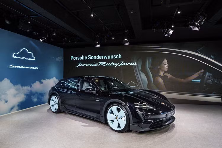 Chiếc Porsche Taycan 4S Cross Turismo của Jennie được ra đời tại bộ phận Sonderwunsch thuộc trung tâm Porsche Exclusive Manufaktur ở Stuttgart-Zuffenhausen, Đức. Trong quá trình thiết kế chiếc Porsche Taycan 4S Cross Turismo, Jennie đã chọn biểu tượng đám mây làm điểm nhấn.
