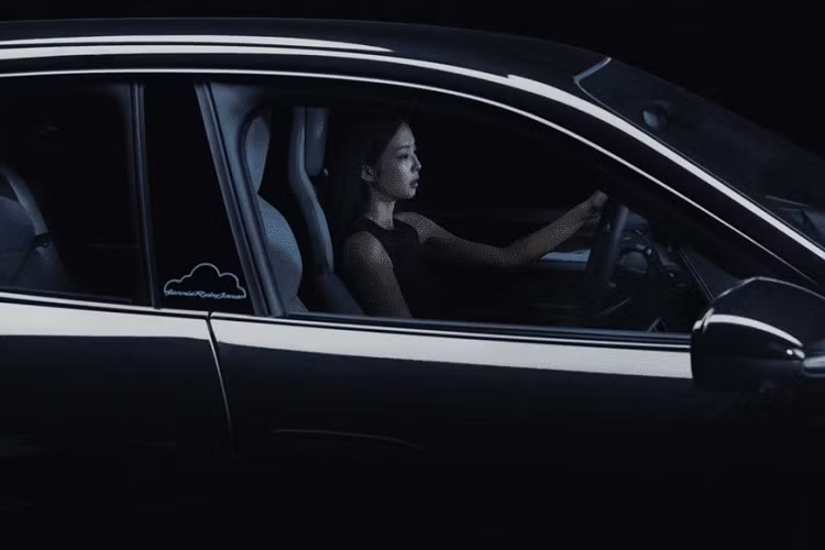 Được biết, Jennie đã tham gia tạo hình cho chiếc Porsche Taycan 4S Cross Turismo đặc biệt này cùng với đội ngũ thiết kế của hãng Porsche. Hóa ra, nữ ca sĩ trẻ tài năng cũng là người yêu thích các mẫu xe Porsche. Trước đó, Jennie đã từng sở hữu 3 chiếc ôtô mang thương hiệu này.