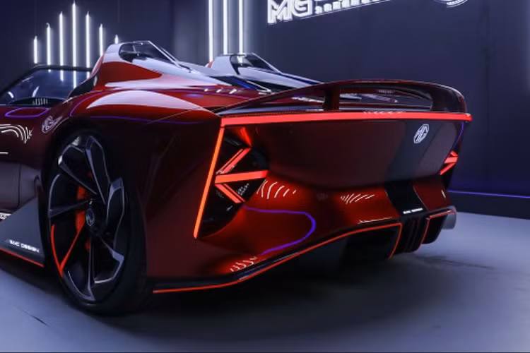 Carl Gotham, trưởng bộ phận thiết kế của MG, xác nhận rằng Cyberster sẽ là một mẫu xe cực kỳ thú vị khi kết hợp giữa DNA thiết kế của hãng cùng tầm nhìn về tương lai dựa trên “công nghệ và thiết kế tiên tiến”.