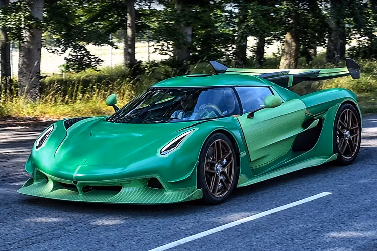 Koenigsegg Jesko sử dụng động cơ V8 tăng áp kép, sản sinh công suất 1.280 mã lực khi sử dụng nhiên liệu xăng thông thường và 1.600 mã lực nếu sử dụng xăng E85, mô-men xoắn cực đại lên đến 1.500 Nm tại vòng tua 5.100 vòng/phút.