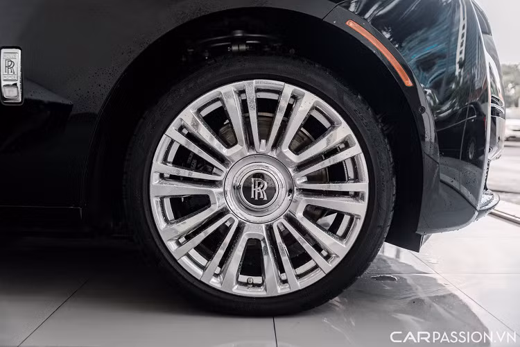 Khoang nội thất của Ghost 2021 là một bước tiến mới khi đã loại bỏ phần nào sự vuông vức, cổ điển trong thiết kế của phiên bản tiền nhiệm để có một thiết kế tiên phong và tối giản hơn Phantom và Cullinan.