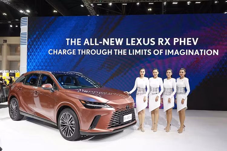 Tại triển lãm Motor Expo 2022 diễn ra tại Thái Lan vào hồi đầu tháng 12, thương hiệu xe sang Lexus đã chính thức giới thiệu mẫu SUV hạng sang Lexus RX 2023 mới với thị trường này.