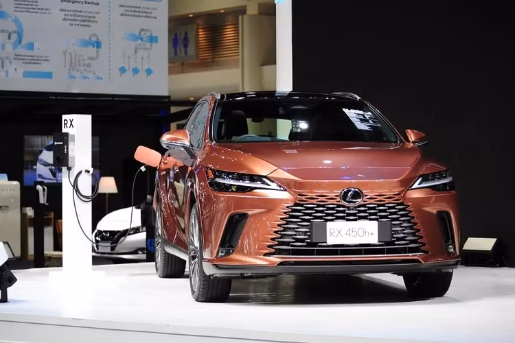 Chưa hết, Lexus RX 450h+ 2023 còn dùng cụm pin có dung lượng 18,1 kWh. Nhờ đó, xe có thể chạy được 60 km và đạt vận tốc tối đa 135 km/h mà không cần dùng động cơ xăng. Thời gian sạc pin với bộ sạc chậm AC 6,6 kW là 2,5 tiếng.