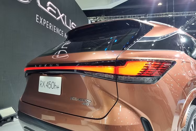 Bên cạnh hệ truyền động mạnh mẽ và hứa hẹn tiết kiệm xăng, Lexus RX 450h+ 2023 tại Thái Lan còn sở hữu khá nhiều trang bị như đèn pha LED với dải đèn LED định vị ban ngày hình chữ "L", lưới tản nhiệt hình con suốt mới, bộ vành hợp kim 19 inch màu xám đậm tiêu chuẩn hoặc 21 inch tùy chọn.