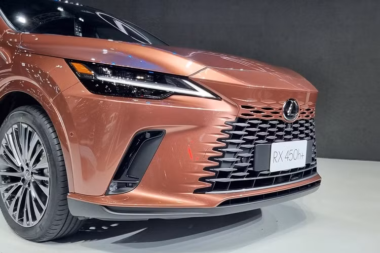 Theo đó, xe dự kiến sẽ chính thức ra mắt thị trường Việt Nam vào cuối năm nay với tổng cộng 4 phiên bản, bao gồm Lexus RX 350 Premium, RX 350 Luxury, RX 350 F Sport và RX 500h. Giá xe Lexus RX tại Việt Nam dự kiến cho 4 phiên bản này lần lượt là 4,1 tỷ đồng, 4,7 tỷ đồng, 4,9 tỷ đồng và 5,2 tỷ đồng. Như vậy, so với xe sắp bán tại Việt Nam, Lexus RX 2023 dành cho thị trường Thái Lan rẻ hơn đến cả tỷ đồng.