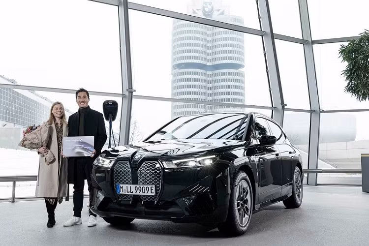 Theo công bố của hãng xe sang BMW, doanh số toàn cầu của hãng trong năm 2021 đạt 2,2 triệu xe, vượt mặt thương hiệu đối thủ Mercedes-Benz (có tổng doanh số 2,05 triệu xe trên toàn cầu trong năm qua).