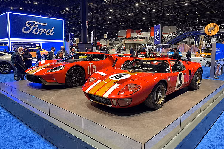 Mẫu xe Ford GT Alan Mann Heritage Edition bản đặc biệt nổi bật với tông màu đỏ chủ đạo cùng các điểm nhấn bằng màu sơn trắng, vàng gold đặc trưng của Alan Mann Racing, kết hợp với nhiều nét hiện đại khác nhau như sợi carbon ở bộ vành hoặc cánh gió sườn xe.