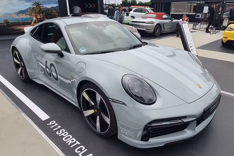 Dòng xe Porsche 911 Sport Classic thể thao lần đầu xuất hiện vào năm 2010, được phát triển đựa trên Porsche 911 997. Chỉ có 250 chiếc xe Porsche 911 997 Sport Classic được sản xuất nhưng chưa đầy 2 ngày ra mắt lần đầu tại triển lãm Frankfurt Auto 2009, tất cả đã tìm thấy người mua.