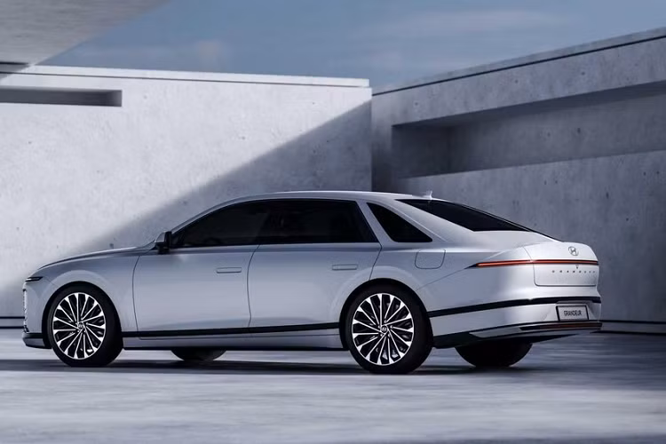 Dự kiến, Hyundai Grandeur 2023 tại Hàn Quốc sẽ chính thức được bán ra vào năm sau. Tính đến hồi tháng 7 năm nay, đã có tổng cộng 30.000 khách hàng Hàn Quốc đặt mua mẫu sedan hạng trung tiệm cận xe sang này. Hãng Hyundai sẽ ưu tiên giao xe cho những khách hàng đã ký hợp đồng đặt cọc trước.